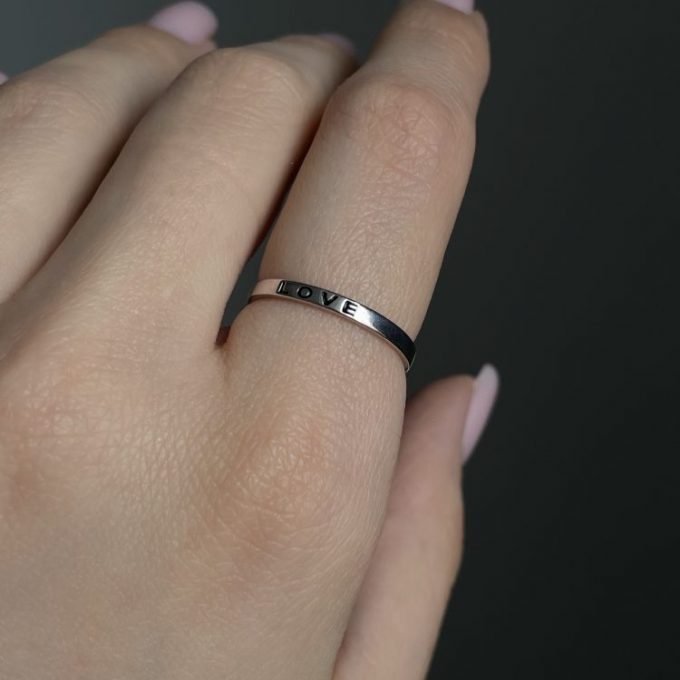 Кольцо с надписью "LOVE" из серебра с эмалью