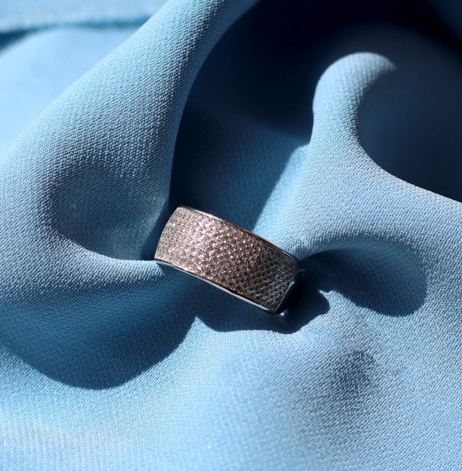 Широкое кольцо-дорожка из серебра с кубическим цирконом